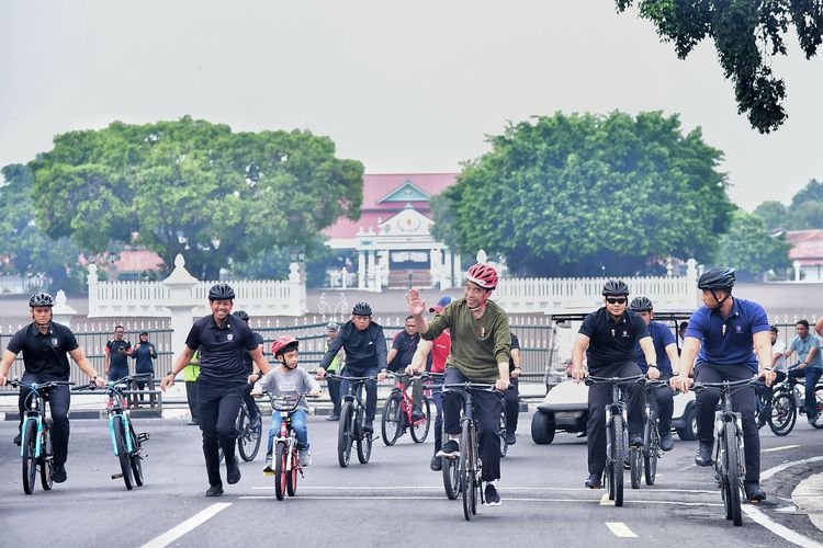 Presiden Joko Widodo (Jokowi) bersama Jan Ethes bersepeda di Yogyakarta, Sabtu (25/5/2024).