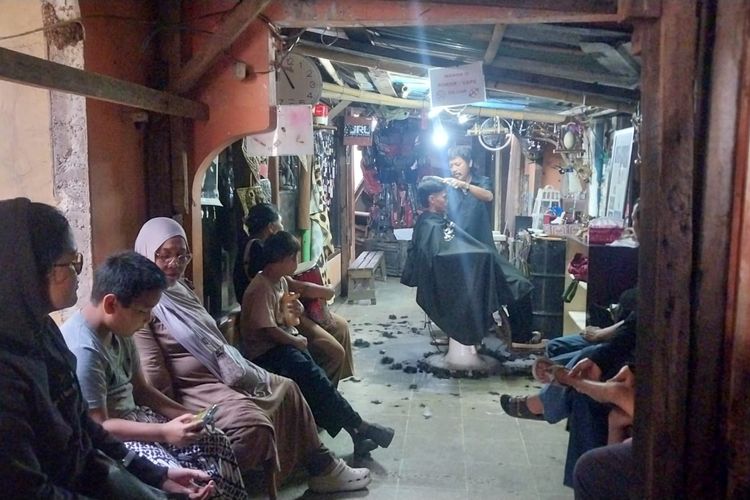 Bukan Cuma Murah, Kenapa Pelanggan Tetap Balik ke Cukur Rp 5.000 di Bogor?