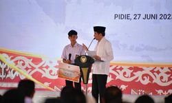 Kemendikbud Ristek Serahkan Beasiswa Pendidikan untuk Anak Korban Pelanggaran HAM Berat di Aceh