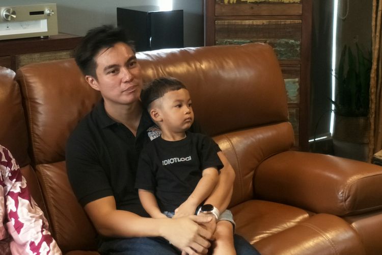 Aktor sekaligus YouTuber Baim Wong saat jumpa pers mengenai perayaan ulang tahun ke-2 putra pertamanya, Kiano Tiger Wong di kantornya, di kawasan Bintaro, Jakarta Selatan, Kamis (30/12/2021).