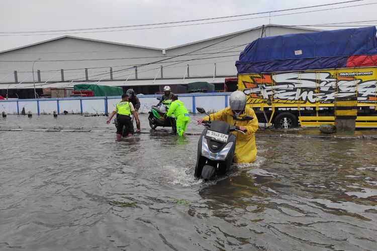 Kendaraan sepeda motor mogok akibat nekat melintas di Pantura Sayung, Kabupaten Demak, Jawa Tengah, Selasa (28/10/2025).