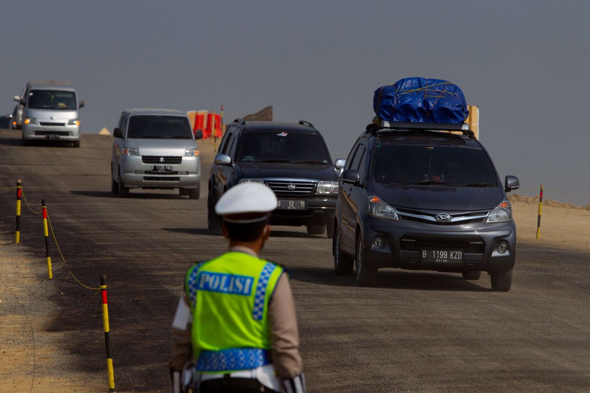 Kendaraan melintasi Tol Pejagan - Brebes, Jawa Tengah, saat arus mudik lebaran H-6, Sabtu (11/7/2015). Tol Pejagan-Brebes dioperasikan untuk mengurangi kemacetan arus mudik lebaran meski kondisi fisik jalan masih jelek. KOMPAS IMAGES/KRISTIANTO PURNOMO