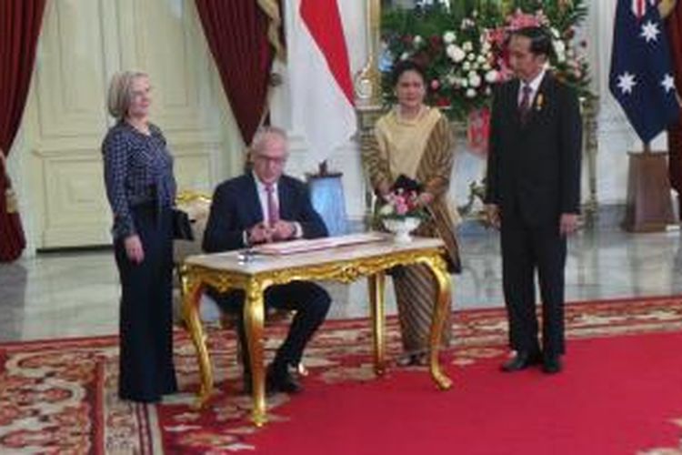 Presiden Joko Widodo menerima kunjungan Perdana Menteri Malcolm Turnbull di Istana Merdeka, Jakarta, Kamis (12/11/2015). Jokowi didampingi Ibu Negara Iriana Joko Widodo dan PM Australia didampingi Lucy Turnbull.