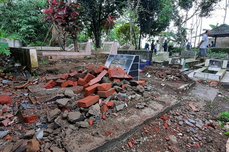 Belasan makam rusak pada bagian tembok atasnya di TPU Selaawi, Paseh, Kota Tasikmalaya, Jumat (21/1/2022).