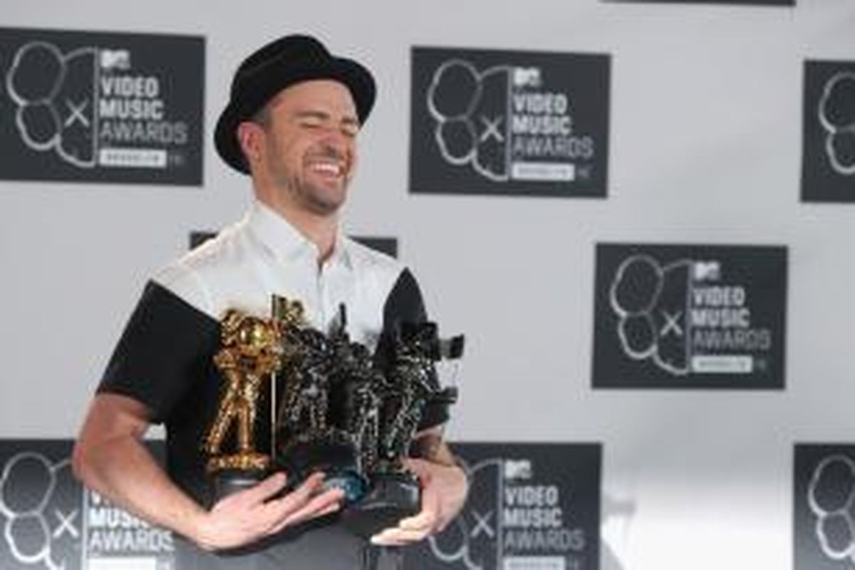 Justin Timberlake diabadikan bersama penghargaan-penghargaan yang diraihnya pada MTV Video Music Awards 2013, yang digelar di Barclays Center, Brooklyn, New York City (AS), Minggu (25/8/2013) waktu setempat. 