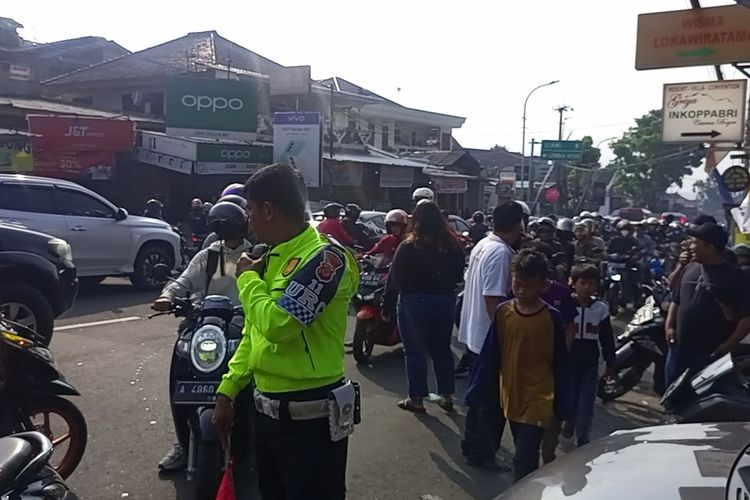 Suasana di balik kemacetan panjang kendaraan di jalur wisata Puncak Bogor, Jawa Barat, pada momen libur lebaran atau Minggu (30/4/2023).