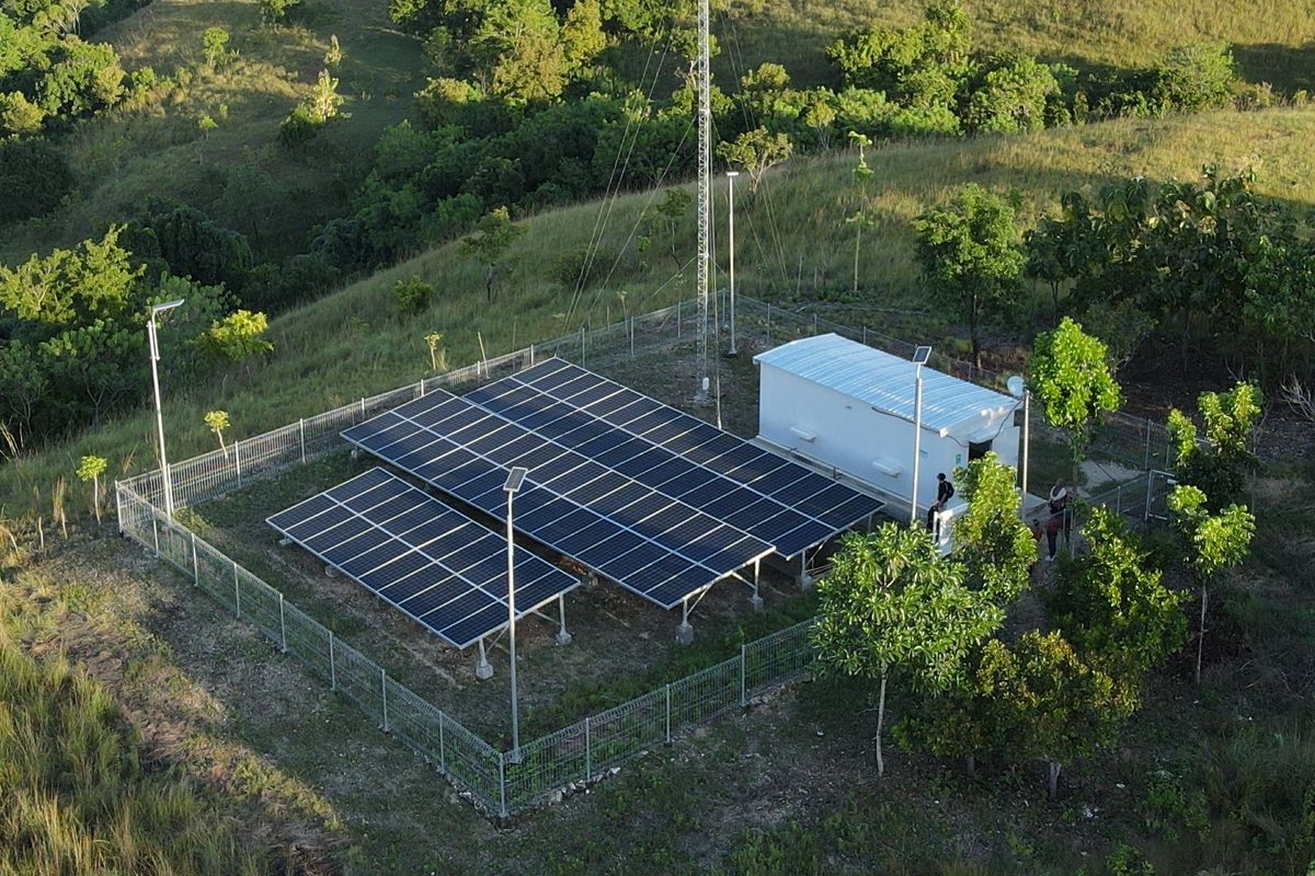 Foto udara yang menunjukkan fasilitas pembangkit listrik tenaga surya (PLTS) berkapasitas 30 kilowatt-peak (kWp) di Desa Loko Kalada, Kabupaten sumba Barat Daya, Nusa Tenggara Timur, Kamis (8/5/2025) sore.