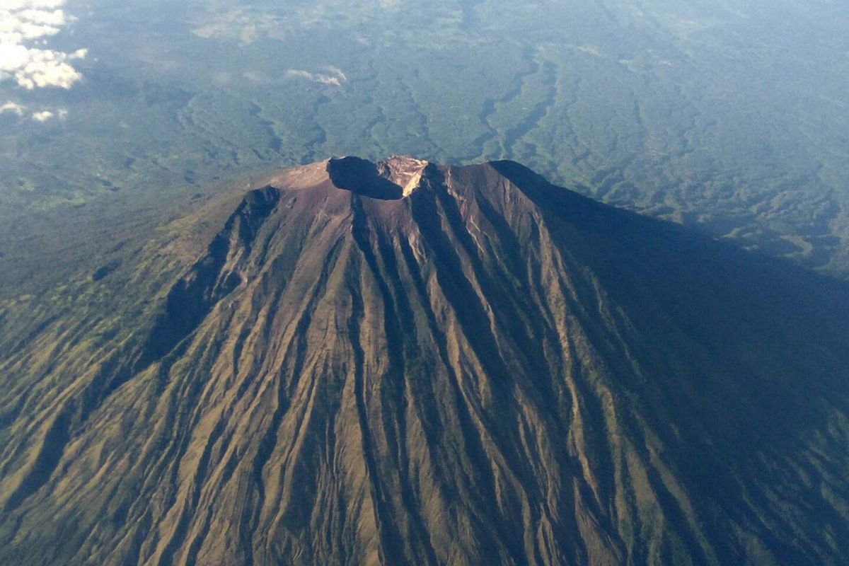 Gunung Agung difoto dari udara, beberapa waktu lalu.