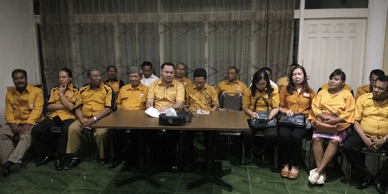 Pengurus DPD dan DPC Hanura NTT saat menggelar konferensi pers di Sekretariat Hanura NTT, Senin (15/1/2018).