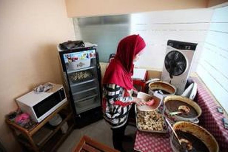 Menyajikan colenak di Restoran Colenak Murdi Putra Bandung. 

 