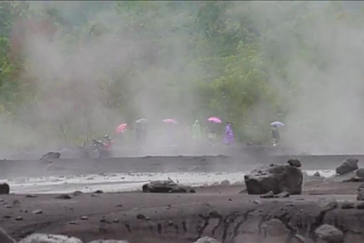 Belasan warga terjebak banjir lahar Semeru, Senin (16/1/2023)