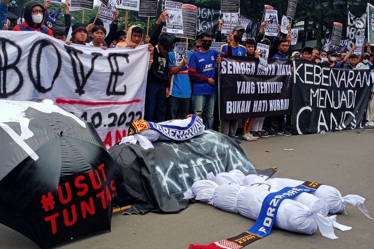 Ratusan massa aksi turun kembali ke jalan menuntut keadilan dari tragedi Kanjuruhan di depan Balai Kota Malang pada Kamis (27/10/2022) sekitar pukul 10.30 WIB.