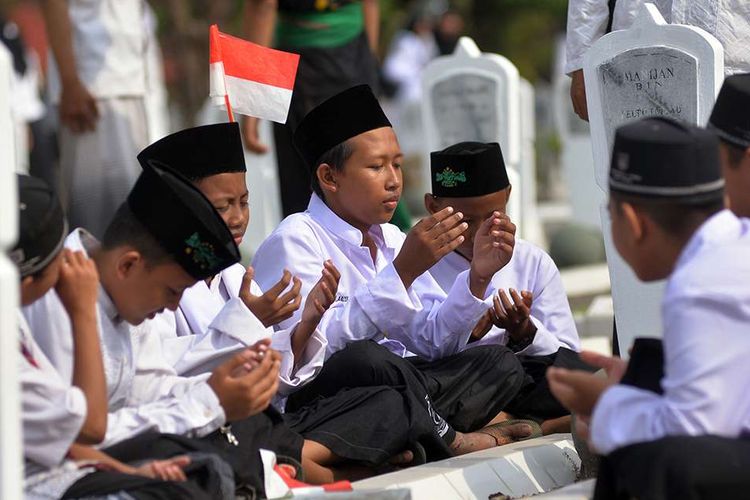 Sejumlah santri melakukan ziarah di Taman Makam Pahlawan Bandar Lampung di Lampung, Senin (21/10/2019). Acara doa dan ziarah ke makam pahlawan tersebut diikuti oleh ratusan santri dari Pondok Sesantren Al-Hikmah Bandar Lampung sebagai rangkaian peringatan Hari Santri tahun 2019.