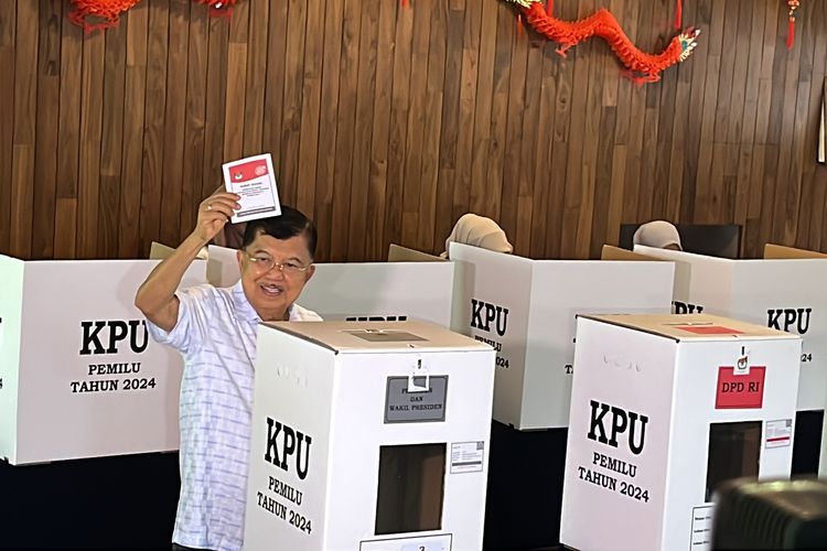 Wakil Presiden ke-10 dan ke-12 Jusuf Kalla (JK) bersama keluarganya menggunakan hak suaranya di pemilihan umum (pemilu) 2024 yang berlokasi di SMA Pangudi Luhur atau Tempat Pemungutan Suara (TPS) 03, RW 02, Kelurahan Pulo, Kebayoran Baru, Jakarta Selatan, Rabu (14/2/2024).