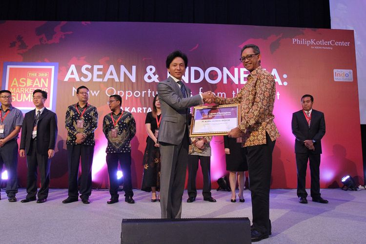 Marketing Director PT Astra Honda Motor Shigeto Kimura (kiri) menerima penghargaan Japan Champion for Indonesia Award dari I Gusti Putu Suryawirawan, Direktur Jendral Industri Logam, Mesin, Alat Transportasi, dan Elektronika Kementrian Perindustrian, pada acara The 3rd ASEAN Marketing Summit 2017.