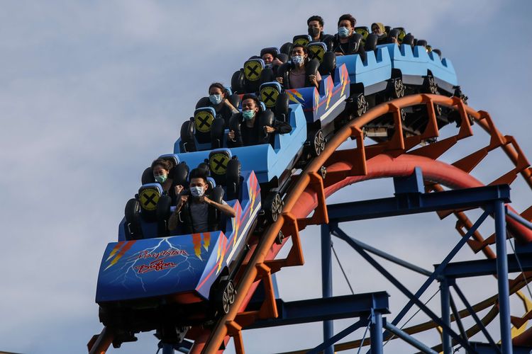 Pengunjung menaiki wahana di Dufan, Taman Impian Jaya Ancol, Jakarta Utara, Kamis (29/10/2020). Liburan panjang dimanfaatkan warga untuk berwisata ke tempat wisata pantai tersebut, jumlah pengunjung tercatat mencapai sekitar 22.000 pada pukul 15.00. Kuota pengunjung dibatasi 25 persen dari kapasitas maksimal atau 25.000 orang pada masa pembatasan sosial berskala besar (PSBB) transisi ini.