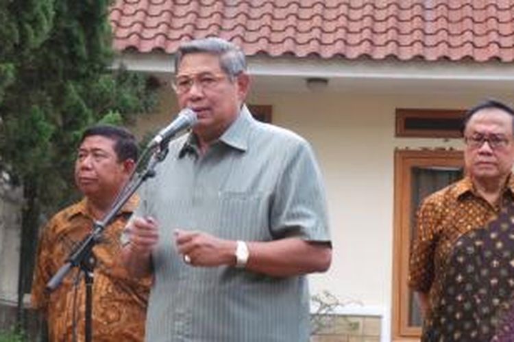 Presiden Susilo Bambang Yudhoyono meminta agar dua kubu yang bertarung dalam pemilihan presiden agar menahan diri, Rabu (9/7/2014).