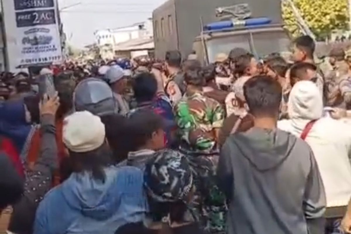 Sejumlah warga Kampung Pulo Timaha, Kecamatan Babelan, Kabupaten Bekasi, menghadang petugas ketika melayangkan surat peringatan ketiga rencana pembongkaran bangunan liar pada Senin (7/7/2025).