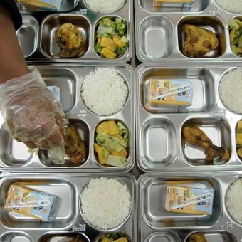 Ilustrasi Makan Bergizi Gratis. Pekerja menyiapkan paket makanan bergizi gratis di Dapur Sehat Anak Bangsa di Lanud Husein Sastranegara, Bandung, Jawa Barat, Senin (6/1/2025). ANTARA FOTO/Novrian Arbi