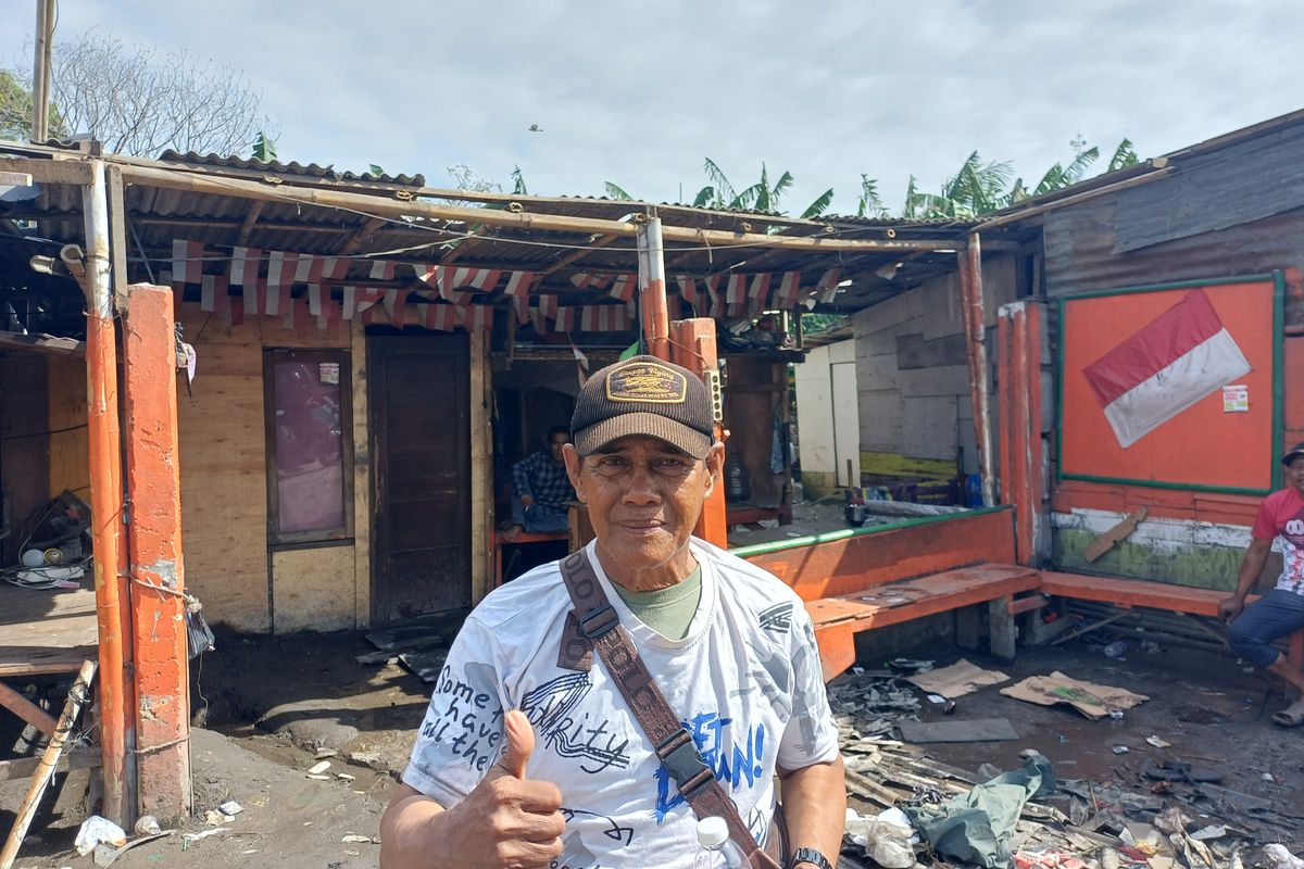 Sukri, ojek pangkalan yang motornya mengalami kerusakan akibat adanya truk kontainer yang menabrak pangkalan ojek di Jembatan BKT, Tarumajaya, Bekasi, Selasa (3/2/2026)