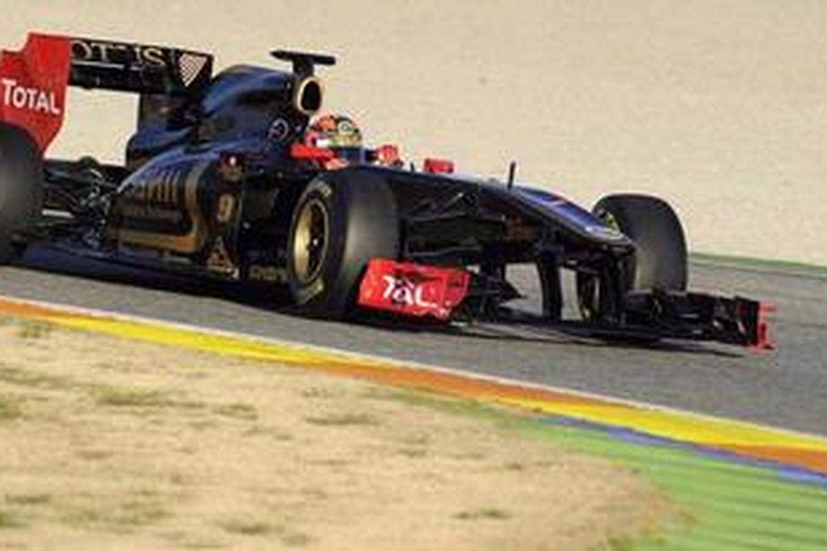 Pebalap Renault, Robert Kubica, ketika melakukan tes resmi perdana F1 2011 di Valencia, 1-3 Februari.