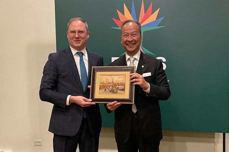 Menteri Perindustrian RI Agus Gumiwang Kartasasmita (kanan) bertukar cendera mata dengan Wakil Menteri Industri dan Perdagangan Federasi Rusia Aleksei Vladimirovich Gruzdev (kiri) di sela-sela kegiatan BRICS Ministers of Industry Meeting di Brasil, Selasa (20/5/2025) waktu setempat.