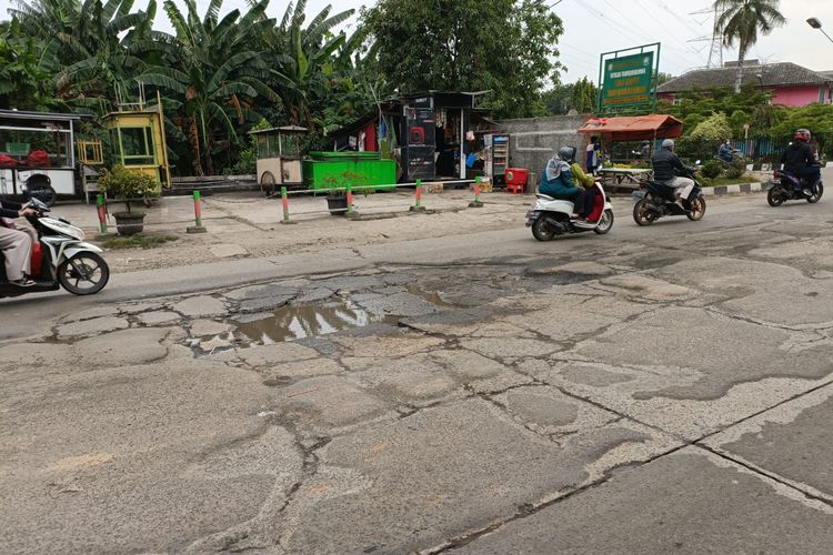 Kondisi jalan rusak dan berlubang di Jalan Kaliabang Tengah, Perwira, Bekasi Utara, Jum'at (26/1/2022). Salah satu jalan yang menghubungkan antara Kota dan Kabupaten Bekasi ini sering kali membuat lalu lintas terhambat dan menjadi ancaman para pengendara terutama kendaraan roda dua. 