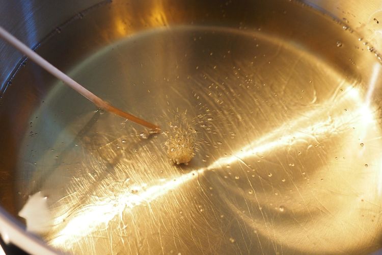 Ilustrasi cara tes minyak goreng panas.