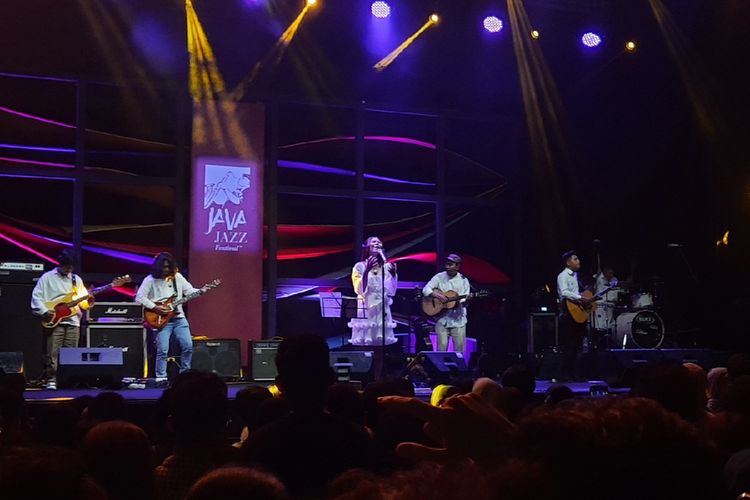 Penyanyi Nadin Amizah mempertontonkan penampilan unik di atas panggung Java Jazz Festival 2022. Di sela-sela penampilannya, Nadin membacakan cerita tentang rusa kecil kepada para penonton.
