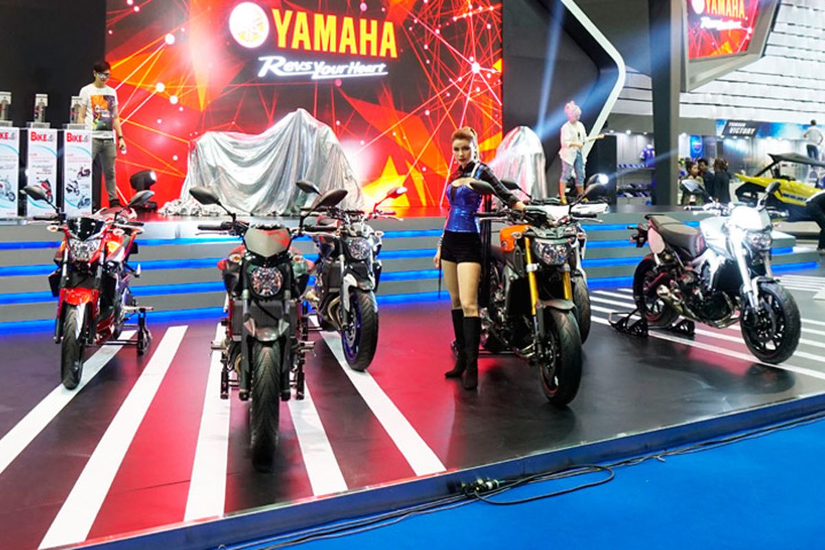 Ilustrasi booth Yamaha dalam sebuah pameran otomotif.