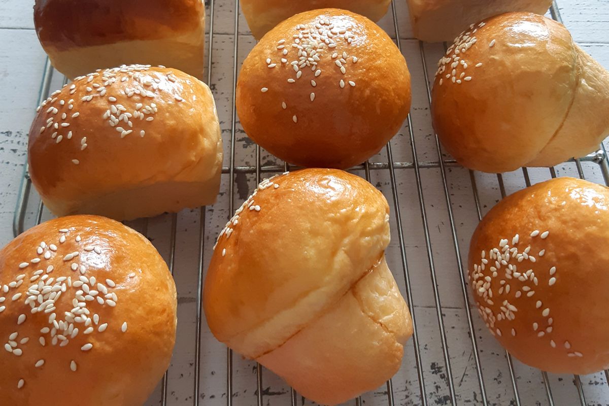 Roti bluder tradisional dengan tekstur lembut dan aroma mentega khas, sempurna untuk camilan harian