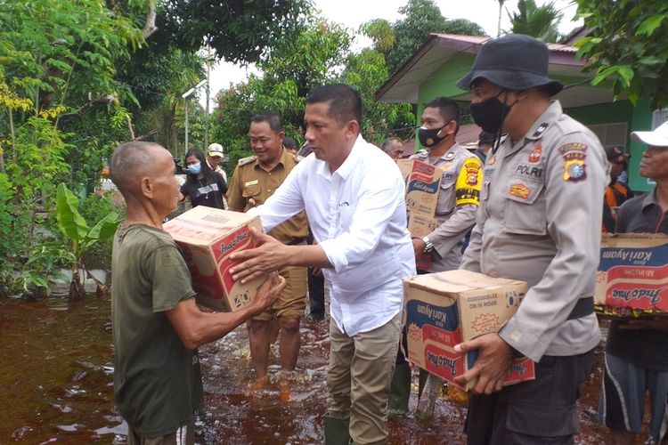 Bupati Kepulauan Meranti Muhammad Adil saat menyerahkan bantuan mi instan kepada korban banjir di Kelurahan Bukit Datuk, Kecamatan Dumai Selatan, Kota Dumai, Riau, Selasa (2/11/2021).