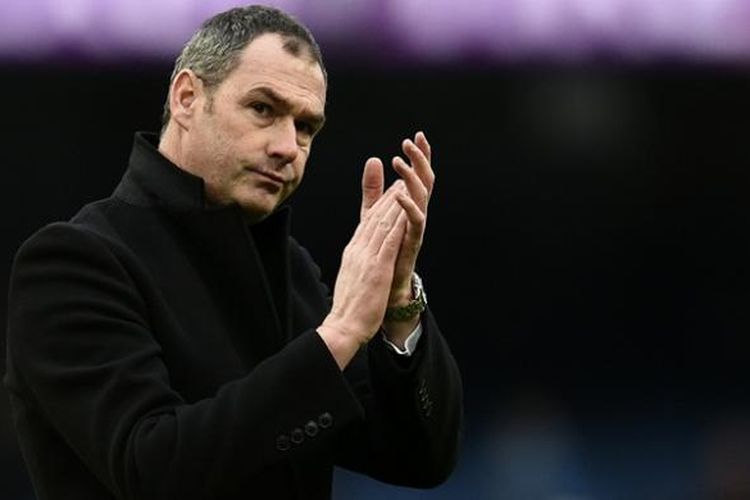 Pelatih Swansea City, Paul Clement, bertepuk tangan kepada suporter setelah pertandingan Premier League kontra Manchester City pada 5 Februari 2017.  