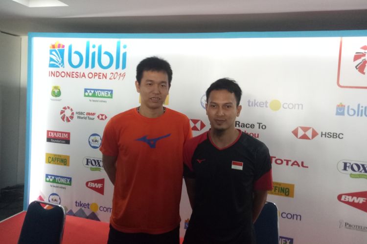 Pasangan ganda putra Indonesia, Mohammad Ahsan/Hendra Setiawan usai berlaga di babak kedua Indonesia Open 2019 di Istora Senaya, Jakarta, 18 Juli 2019.