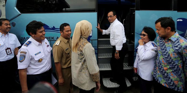 Menteri Perhubungan Budi Karya Sumadi bersiap mencoba bus Jakarta Airport Connexion (JA Connexion) di Bandara Soekarno-Hatta, Tangerang, Banten, Selasa (30/5/2017). JA Connexion adalah moda transportasi yang akan melayani rute dari Bandara Soekarno-Hatta ke sejumlah hotel dan mal yang berada di wilayah Jabodetabek atau sebaliknya. 