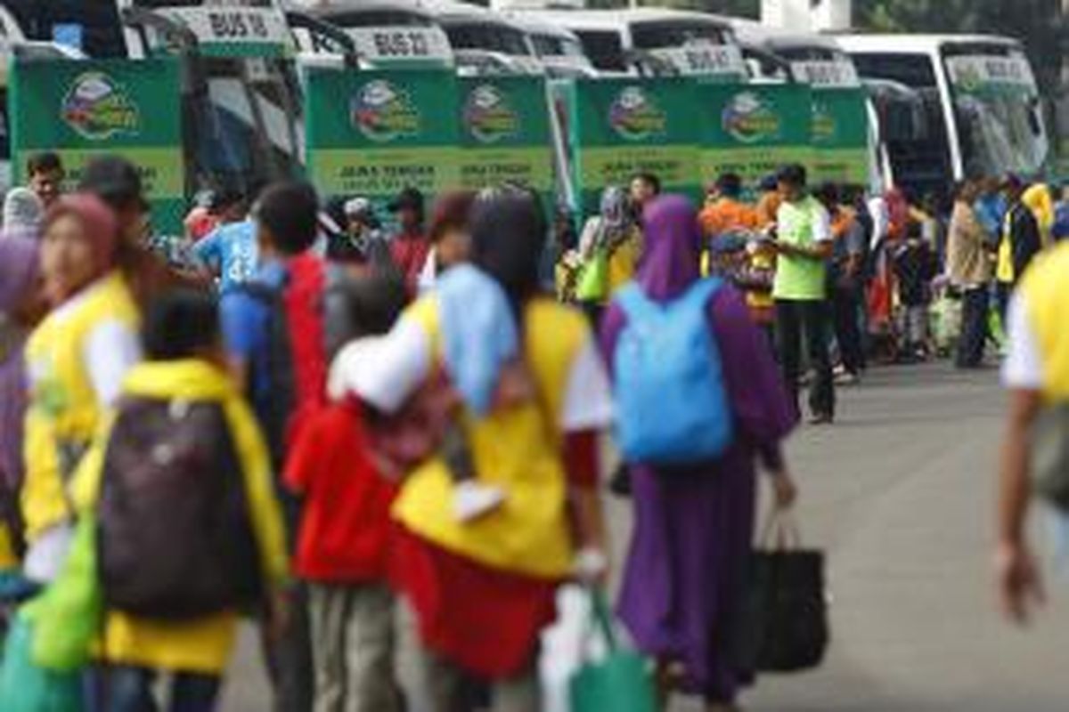 Warga mengikuti program mudik gratis yang digagas oleh BPJS Ketenagakerjaan di Senayan, Jakarta, Minggu (12/7/2015). Beberapa merek telah berhasil menyapa pelanggannya dengan baik di Bulan Suci melalui aktivitas CRM yang mereka lakukan.