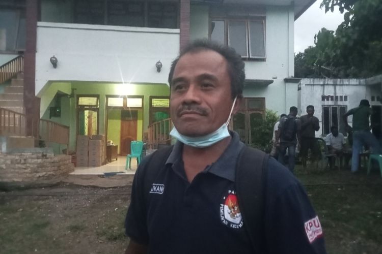 Ketua Panitia Pemungutan Suara (PPS) Kecamatan Wulanggitang, Romanus Rudi Tukan. Dia menyebutkan, ada 14 TPS di Wulanggitang, NTT, berpotensi tak bisa menggelar pemungutan suara dampak erupsi Gunung Lewotobi.