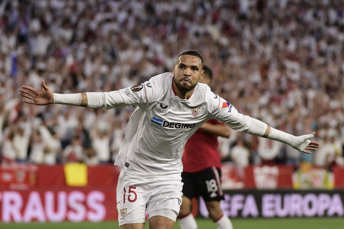 Penyerang Sevilla, Youssef En-Nesyri, merayakan gol ke gawang Manchester United pada laga leg kedua perempat final Liga Europa di Ramon Sanchez-Pizjuan, Jumat (20/4/2023) dini hari WIB. Terkini, Sevilla akan bertemu AS Roma pada final Liga Europa 2023 di Puskas Arena, Budapest, pada Kamis (1/6/2023) dini hari WIB.