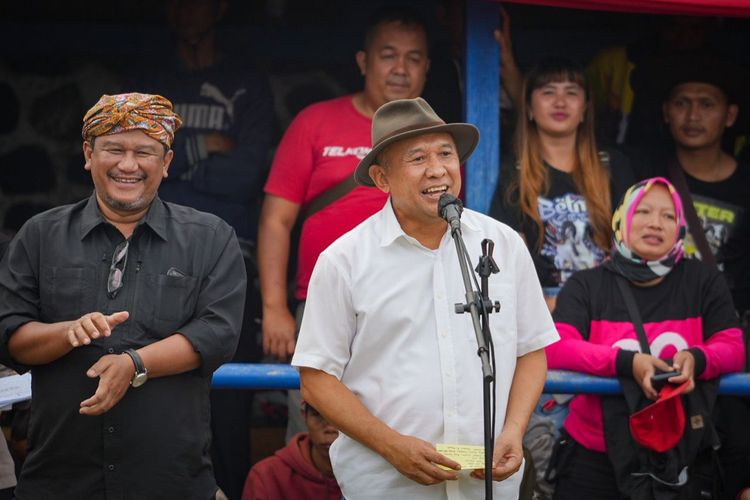 Menteri Koperasi dan Usaha Kecil Menengah (MenKopUKM) Teten Masduki menghadiri acara Seni Ketangkasan Domba Garut se-Jawa Barat Tahun 2022 (Kapolres Garut Cup), di Pamidangan Domba Anugerah, Lembah Gunung Guntur, Kecamatan Tarogong Kaler, Kabupaten Garut, Jawa Barat, Minggu (16/10/2022) seperti termuat dalam siaran pers.