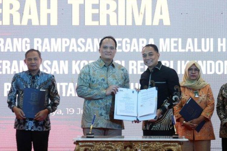 Komisi Pemberantasan Korupsi (KPK) menyerahkan aset berupa apartemen kepada Pemkot Surabaya senilai Rp 5,3 miliar. Aset bangunan berupa unit apartemen tersebut merupakan hasil sitaan KPK terkait dengan perkara korupsi di Kabupaten Bengkalis. 

