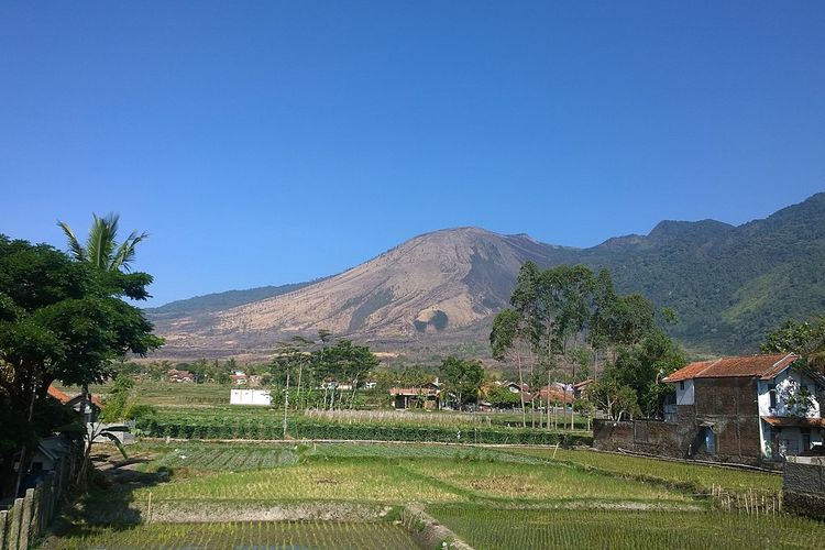 Pemandangan Gunung Guntur dilihat dari kecamatan Tarogong Kaler, (09/11/2019).