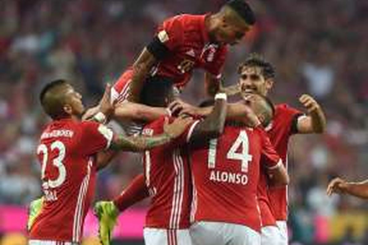 Para pemain Bayern Muenchen merayakan gol ke gawang Werder Bremen, pada laga pekan pertama Bundesliga di Allianz Arena, Jumat (26/8/2016) waktu setempat.