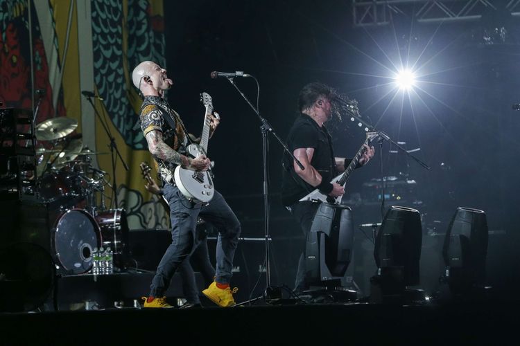 Grup band heavy metal Trivium tampil di panggung Hammersonic Festival 2023 di Pantai Carnaval Ancol, Jakarta Utara,  Minggu (19/3/2023). Vokalis Trivium, Matthew Kiichi Heafy mengenakan batik dan jersey Timnas Indonesia saat tampil di Hammersonic 2023.