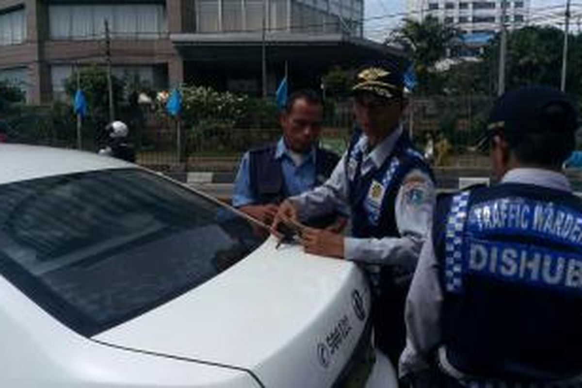 Dinas Perhubungan DKI Jakarta merazia taksi di kawasan Senen, Jakarta Pusat, Senin (8/12/2014).