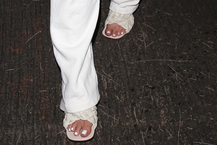 Sandal mules Bottega Veneta seharga Rp 22 juta yang dikenakan Kylie Jenner.