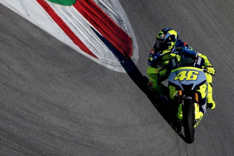 Legenda MotoGP Valentino Rossi kembali menggeber motornya dalam sesi latihan dengan akademi VR46 di Sirkuit Partimao.
