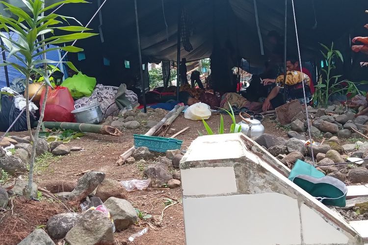 Sejumlah warga mengungsi di areal pekuburan di Desa Nagrak, Cianjur, Jawa Barat, pascagempa magnitudo 5,6 pada Rabu (23/11/2022).