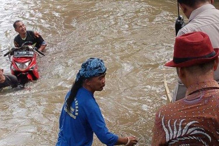 Sepeda Motor yang dikendarai oleh korban Ratna Vitriningsih, berhasil ditemukan oleh tim SAR di dasar sungai Ciasem tak jauh dari TKP saat korban terseret arus.
