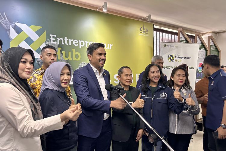 Menteri Usaha Mikro, Kecil, dan Menengah (UMKM), Maman Abdurrahman saat diwawancarai di acara Entrepreneur Hub, berlokasi di Universitas Trisakti Jakarta, Kamis (28/11/2024) memberikan kabar terbaru terkait penghapusan utang bagi UMKM. Saat ini proses tersebut masih terus berjalan dan kini tengah menunggu RUPS oleh Bank Himbara (Himpunan Bank Milik Negara).
