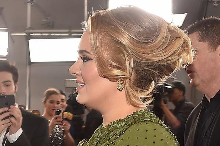 Biduan Inggris, Adele, berjalan di karpet merah Grammy Awards 2017 di Staples Center, Los Angeles, California, Minggu (12/2/2017) 